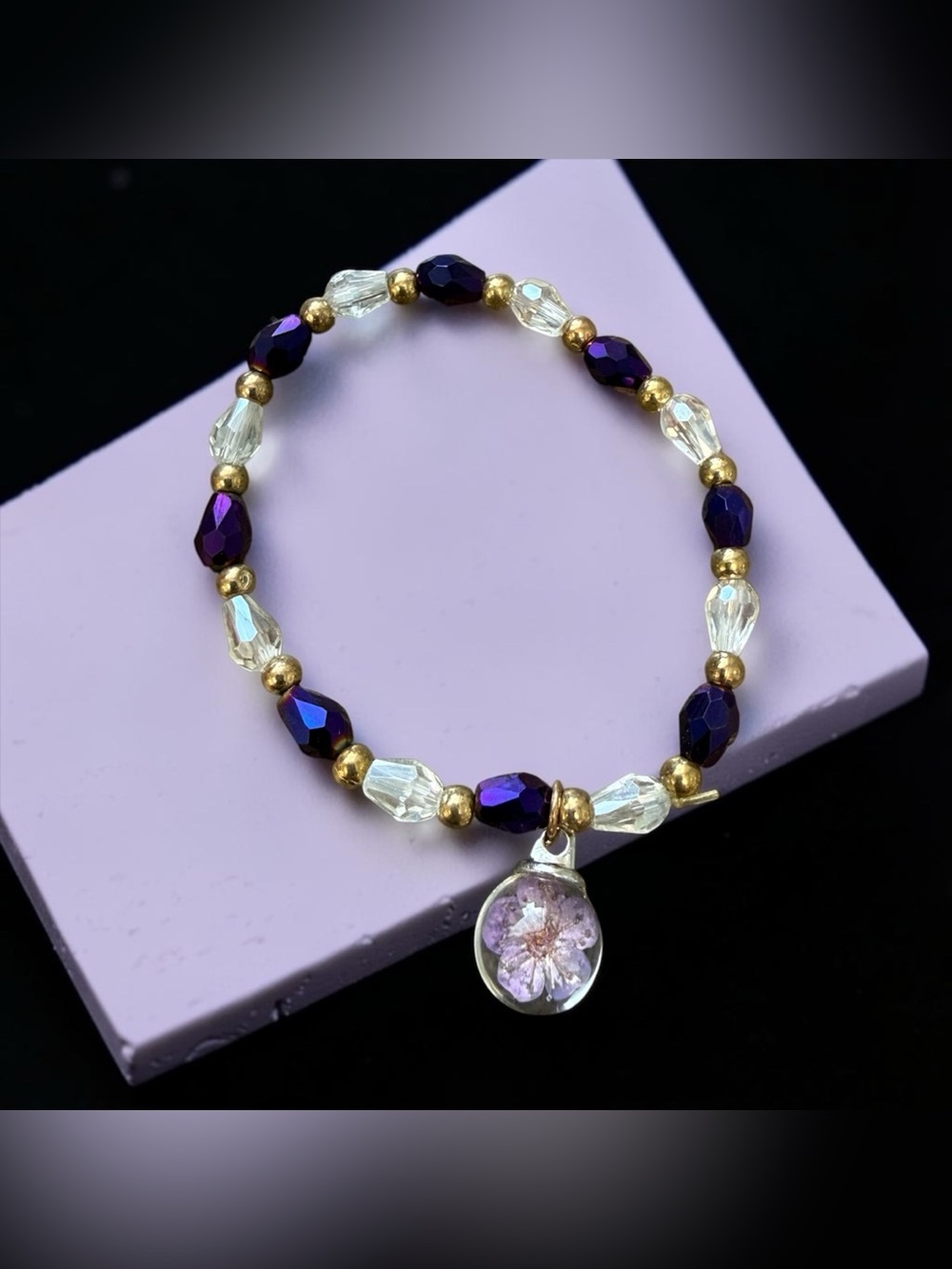 💜Purple & Clear Beaded Charm Bracelet w/Gold Accents & Floral Charm/NWOT💜